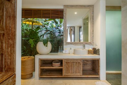 吉安雅Villa Lembah Damai by Pramana Villas的一间带水槽和镜子的浴室