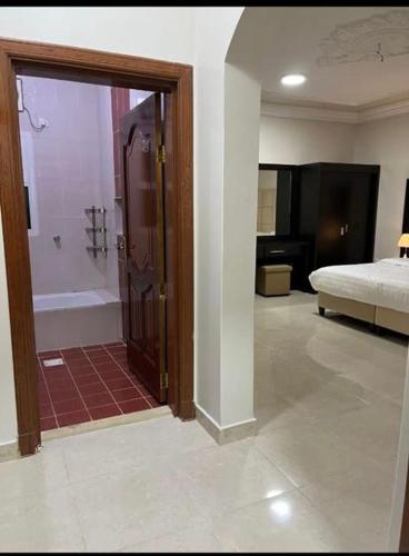 麦地那شقق بدور أرضي的客房设有带淋浴的浴室和一张床。