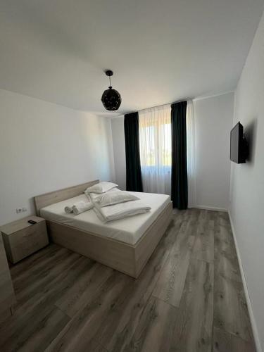 锡比乌Casa Lucia的白色的卧室设有床和窗户