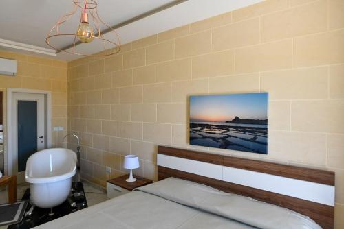 圣劳伦斯Azure W B&B的一间卧室配有床和水槽