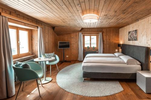 波斯基亚沃Ca' del Borgo, Rooms & Suites的卧室配有一张床和一张桌子及椅子