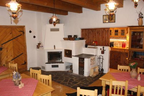 奥什恰德尼察Drevenica的厨房配有炉灶和桌椅