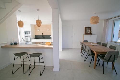 凯卢昂Ty Meham, à 700m de la plage et Meneham, grand terrain calme的厨房以及带桌椅的用餐室。
