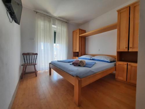 洛帕San Lorenzo的一间卧室配有一张带蓝色床单的床和一把椅子
