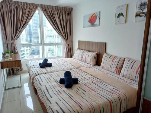 乔治市Mansion One Seaview 2Bedroom 2Bathroom Georgetown Gleneagles Penang By AmrayHomes的一间卧室配有一张大床和两个枕头