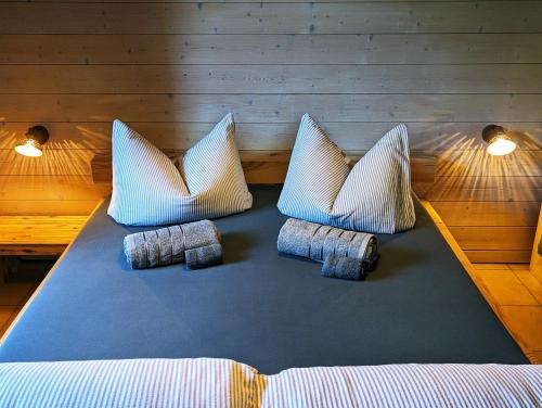 希尔金根Ferienwohnung Blütenzauber in Idyllischer Lage Nähe Bodensee的床上有2个白色枕头