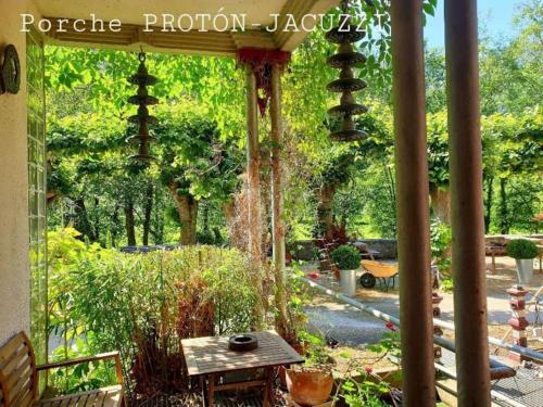 贝尔蒙特·德米兰达zentral club apartamento protón-jacuzzi的花园设有凉亭、桌子和喷泉