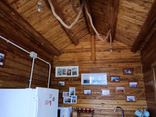 旧瓦马Camping Curtea Pescărușului的厨房配有木墙和图片