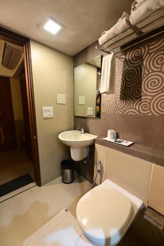 孟买Hotel Sai Inn的一间带卫生间和水槽的浴室