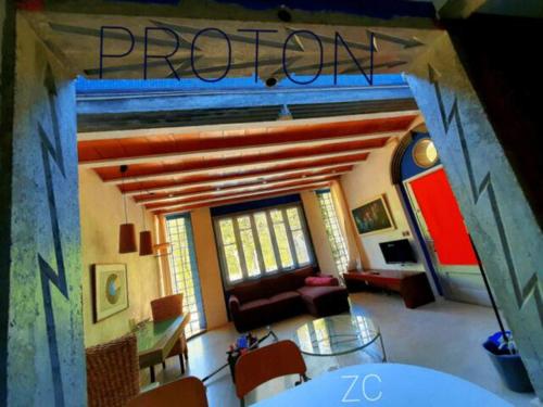 贝尔蒙特·德米兰达zentral club apartamento protón-jacuzzi的客厅配有沙发和桌子