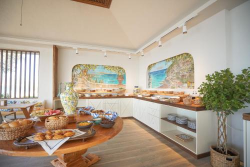 达特恰Datça Dirik Surf Beach Hotel的一个大厨房,配有餐桌和食物