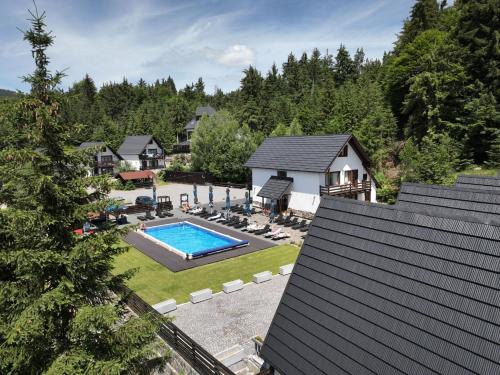 卡夫尼克A Frame Chalet By Superski的享有带游泳池的房屋的空中景致