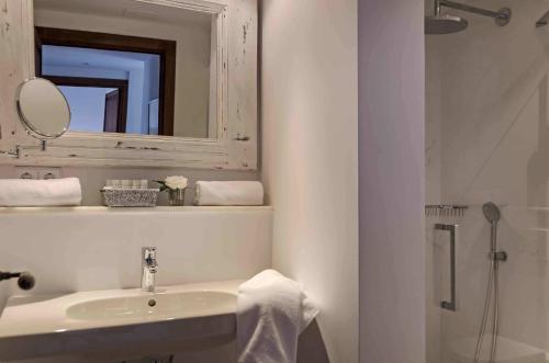 马略卡岛帕尔马卡塔利娜精品公寓式酒店的白色的浴室设有水槽和镜子