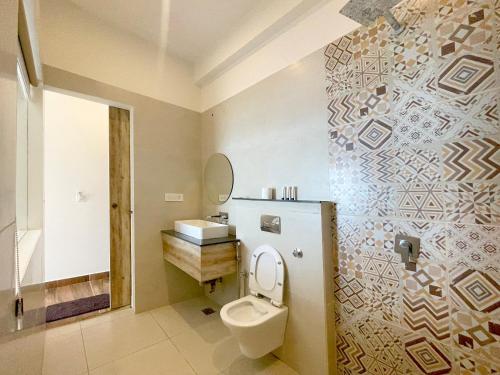 兰斯顿Onehouse Resort Lansdowne的一间带卫生间和水槽的浴室
