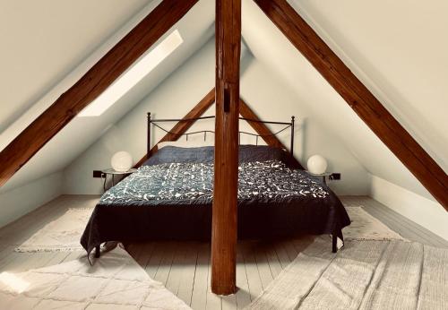 马克兰斯泰特Chalet Sch-l-afbock的阁楼卧室配有天蓬床