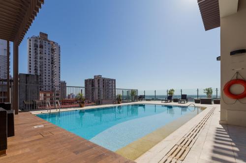 亚松森Crowne Plaza Asunción, an IHG Hotel的一座大型游泳池,其建筑背景为:
