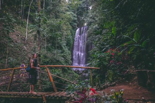 姆杜克Desa Eko的站在瀑布前的桥上的女人