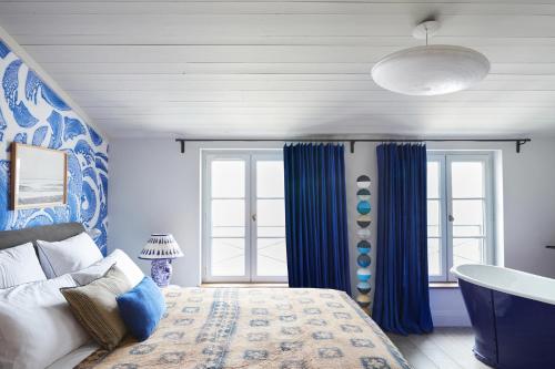 雷岛林滩Maisons 322 - La Flamboyante的卧室配有床、浴缸和窗户。