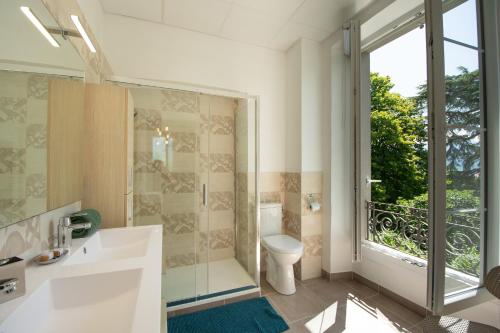 Les MarchesDomaine des Granges Longes的一间带卫生间的浴室和大窗户