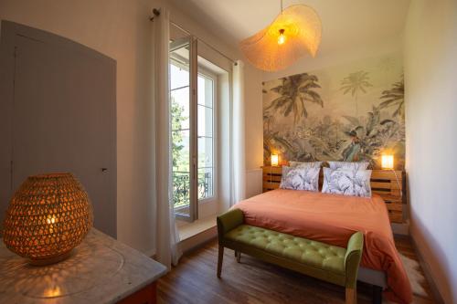 Les MarchesDomaine des Granges Longes的一间卧室设有一张床和一个大窗户