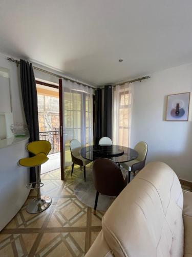 坎帕拉Keitylin Heights Apartments in Makindye的客厅配有桌子和沙发