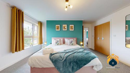卡迪夫Stunning Cardiff City Apartment! Sleeps 8的一间卧室设有一张床和蓝色的墙壁