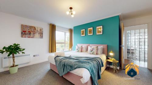 卡迪夫Stunning Cardiff City Apartment! Sleeps 8的一间卧室配有一张蓝色墙壁的床