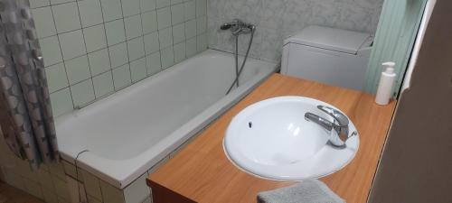 Týn nad BečvouDomeček v Týně pod Helfštýnem的浴室配有盥洗盆和浴缸。