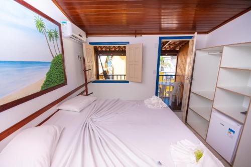 莫罗圣保罗Brisa do Caitá Praia Hotel的一间小卧室,配有床和窗户
