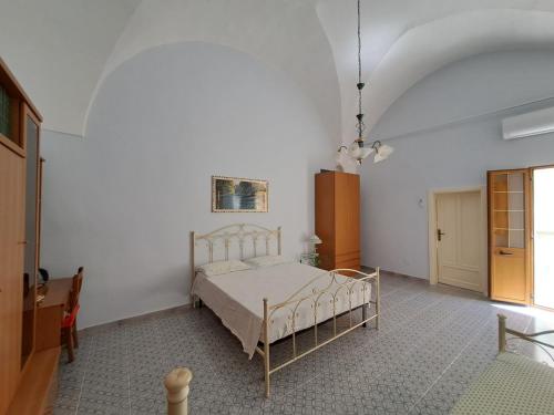 加利波利Le Terrazze di Scirocco的一间白色客房内的床铺卧室