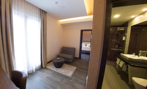 莫斯塔尔莫斯塔尔酒店的浴室设有椅子、水槽和镜子