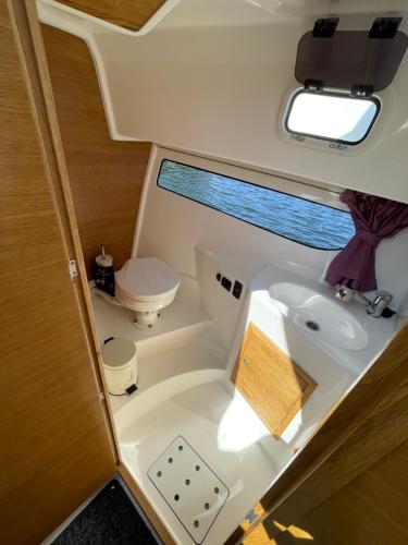 斯维诺乌伊希切Apartament na wodzie - Verona的船上的浴室设有水槽和卫生间
