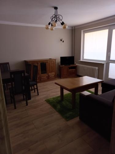 比得哥什Apartament 7 Piętro的客厅配有桌子和沙发