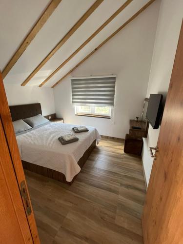克拉多沃Zanes Guest House的一间卧室设有一张大床和一个窗户。