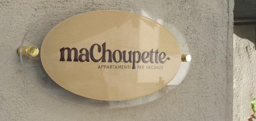 托雷佩利切Ma Choupette的墙上有制造商名称的标志