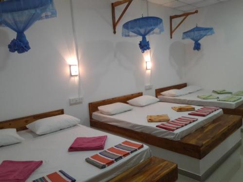 达瓦拉维Italiano Safari House的配有蓝色遮阳伞的客房内的两张床