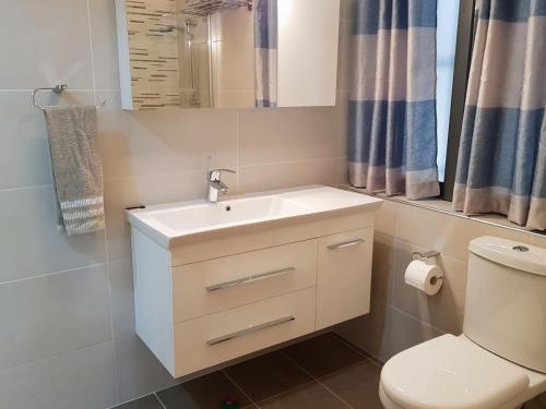 马尔萨斯卡拉Charming apartment-wifi-sleeps 5的浴室配有白色水槽和卫生间。