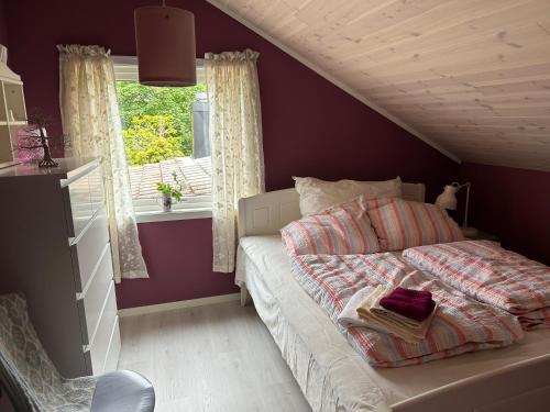VoldaLine på Hauane1的一间卧室设有一张床和一个窗口