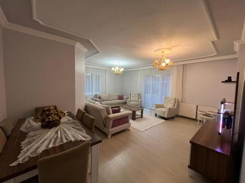 BostancıDeniz manzaralı klimalı daire的客厅配有沙发和桌子
