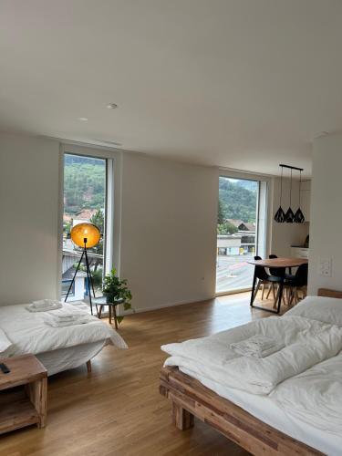 巴尔斯塔尔The R Apartment Engelberg, KLIMA, NEU, Balkon, Parking的一间卧室设有两张床和大窗户