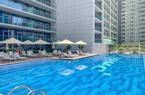 迪拜New Luxury Modern Canal View.的一座带椅子的大型游泳池和一座建筑