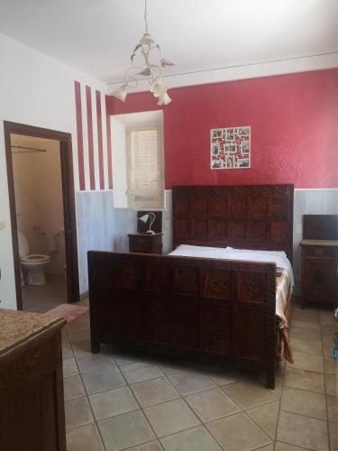 卡斯蒂戈隆·多尔希亚Casa Raffaello的一间卧室设有一张床和红色的墙壁