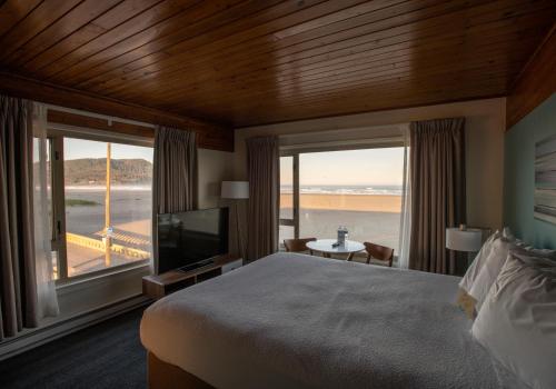 西塞德滨海汽车旅馆的一间卧室设有一张大床和一个大窗户