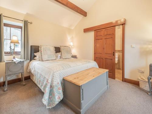 Gilcrux贝克塞德乡村别墅的一间卧室配有一张床和一扇木门