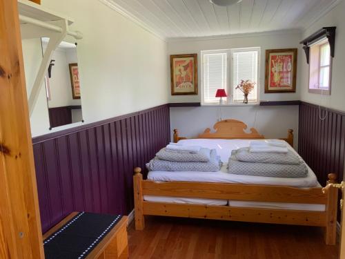 MunkforsRustic Haven Bed and Breakfast的一间卧室配有一张紫色墙壁的床