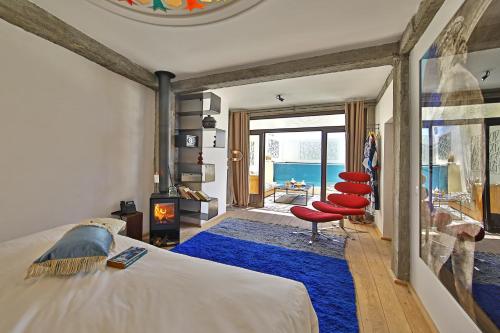 索维拉Riad EspritBleu的一间卧室配有一张床,另一间享有海景。
