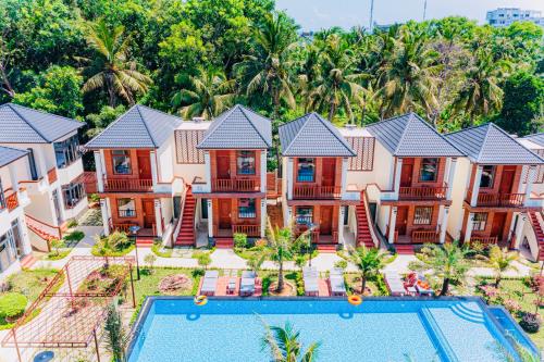 富国Palm Bay Resort Phu Quoc的享有带游泳池的别墅的空中景致