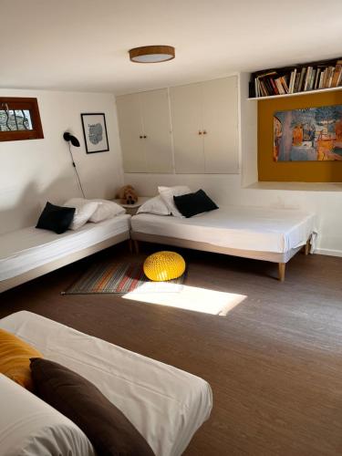 卡西斯LA BOHÊME by K6 Conciergerie Villas的客厅配有两张床和一张桌子