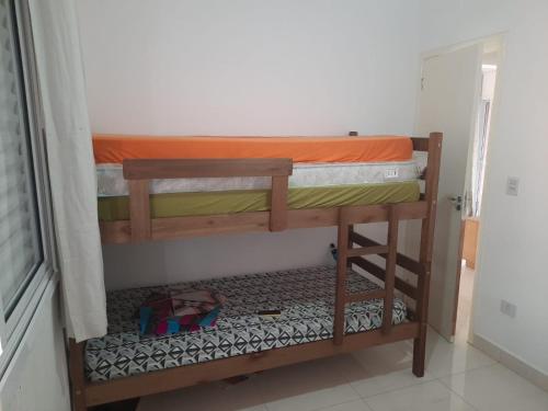 迈林克Chalé em Resort的客房内的两张双层床