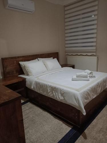 BostancıNERİ HOME的一间卧室配有一张带白色床单的大床